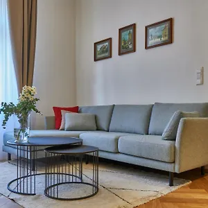 Three Golden Crowns Apartmanhotel